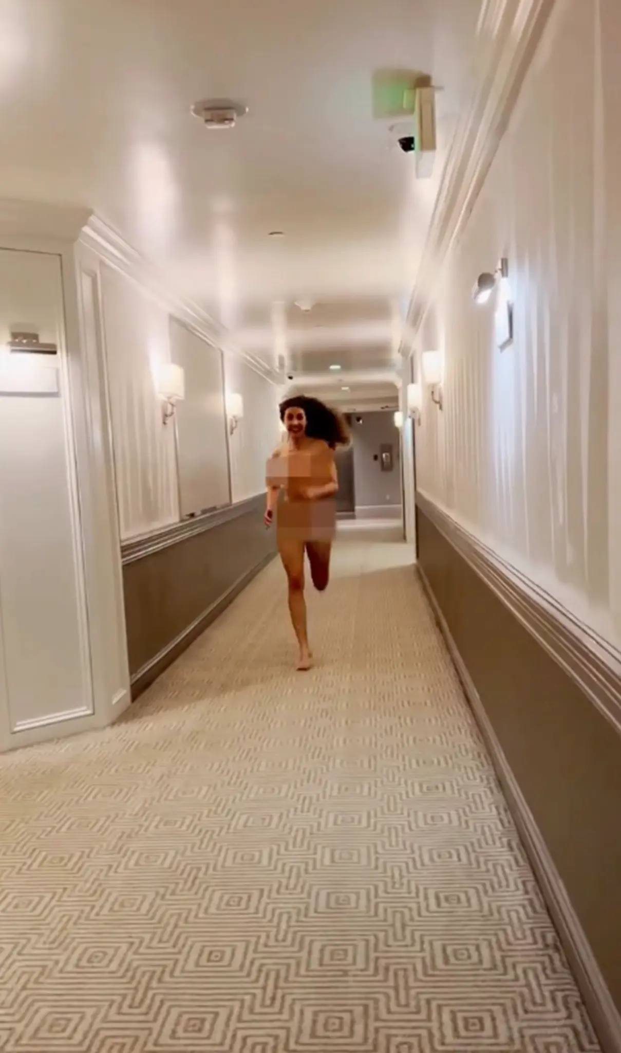 Watch Alison Brie Go Viral After Going Naked While Running Through The
