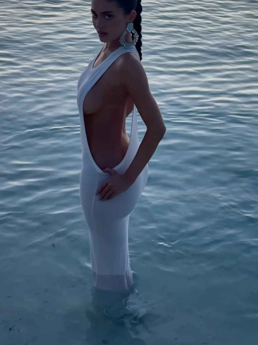 Kylie Jenner Looks Amazing Wearing a Skintight Dress