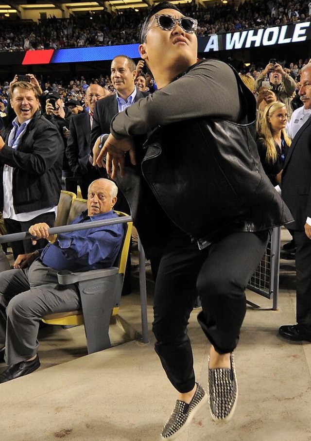 Video: Tommy Lasorda takes in PSY (Gangnam Style