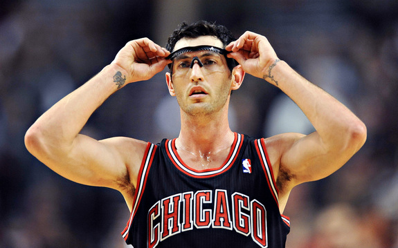 Kirk Hinrich removes goggles like a boss in Bulls-Wizards scuffle