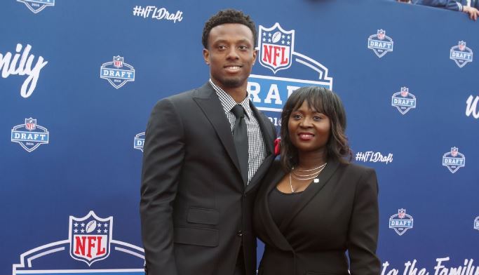 annie-eli-apple