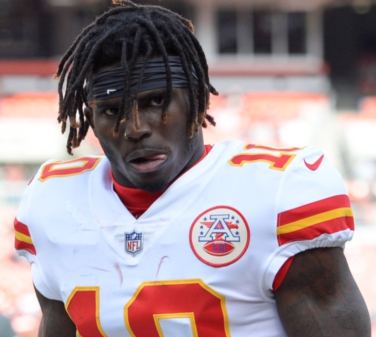 Tyreek Hill Practicing His Karate Moves on His Girlfriend Doesn't Go ...