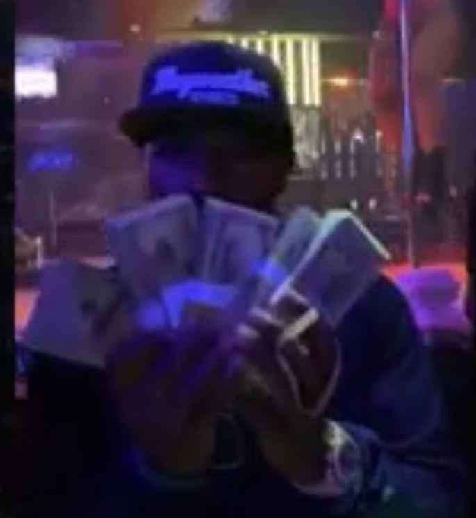 Watch Floyd Mayweather Make Some Strippers’ Night; Tosses an Absurd ...