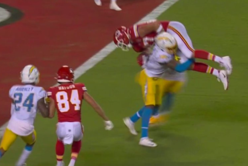 James Body Slams Kelce During Chargers-Chiefs