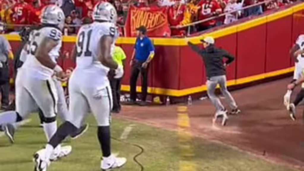 Chiefs Fans Threw Bottles At Raiders Players As They Exit The Field At ...