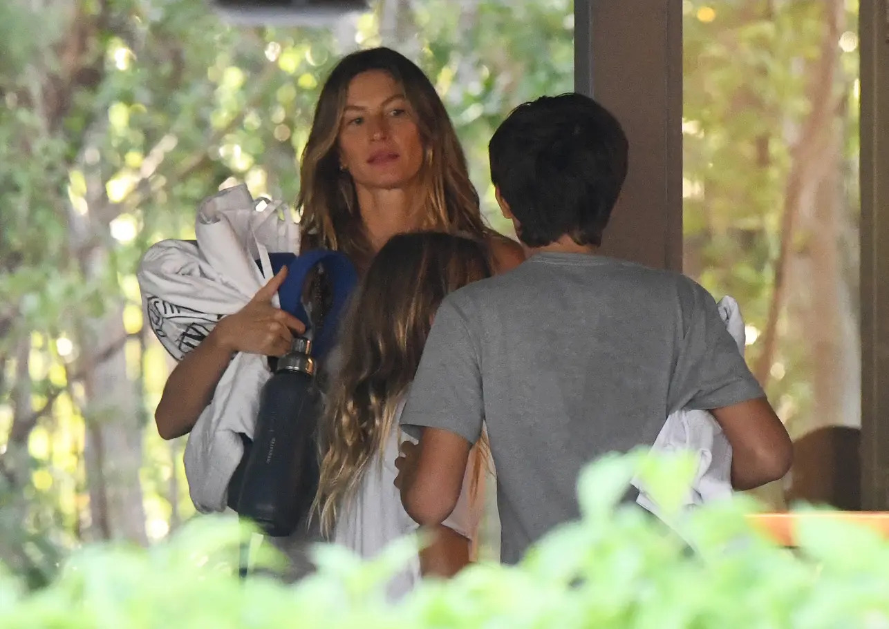 Gisele Bündchen Spotted Out Without Her Wedding Ring as Tom Brady Begs ...