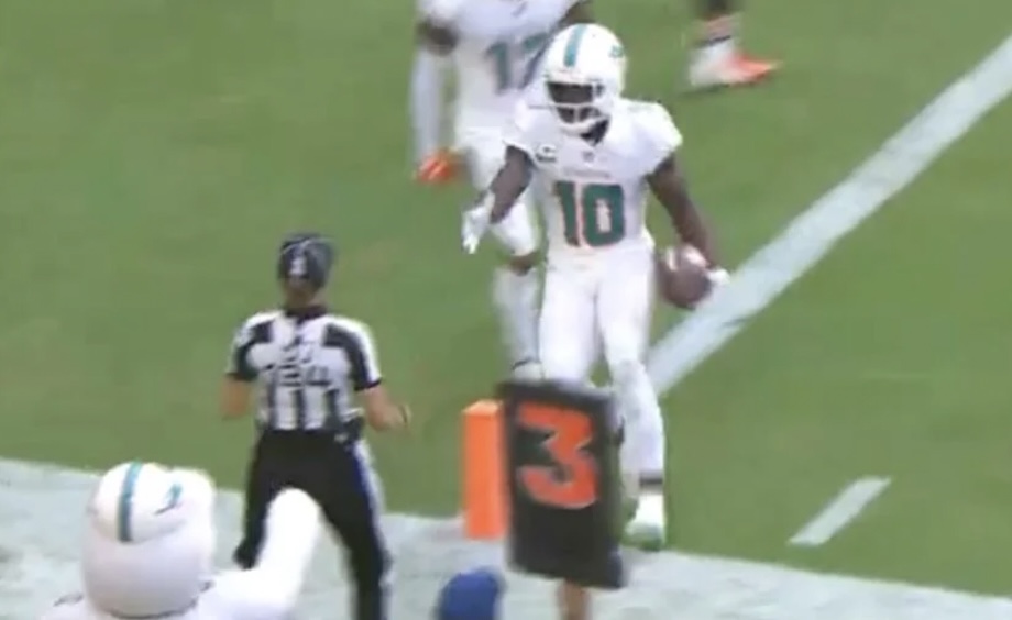 Watch Dolphins Tyreek Hill Shoot His Shot at Female Ref After Scoring Touchdown