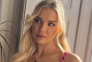 Abbie Quinnen Give Poses While Showing Off Her Curves In Pink Lace Lingerie For Valentine’s Day