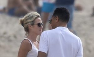 T.J. Holmes Grabs Amy Robach’s Booty During Mexican Beach Getaway