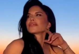 Jeff Bezos’ Girlfriend Lauren Sánchez Shows Off Her Thighs In Short Black Lace Dress