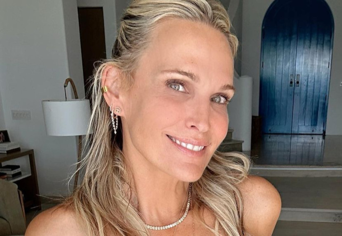 Watch Molly Sims Show Off Her Bikini Body In A Skimpy Two Piece While 