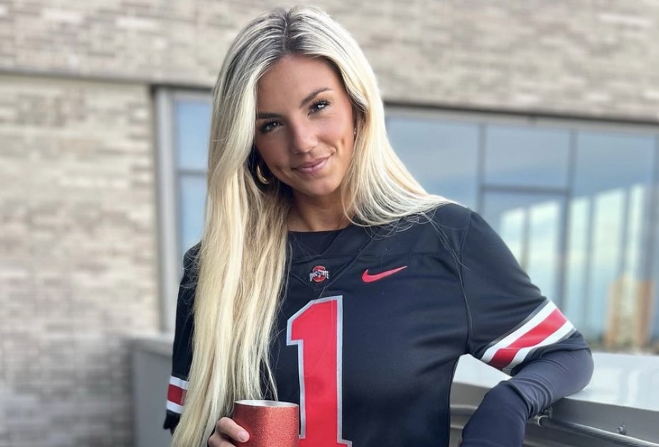 Photos of NFL Reporter Annie Agar Who Just Curved Tyreek Hill For Trying to Get Her Phone Number
