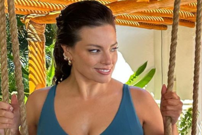 Watch Ashley Graham Show Off All Her Curves In A Colorful Bikinis In Mexico Page Of