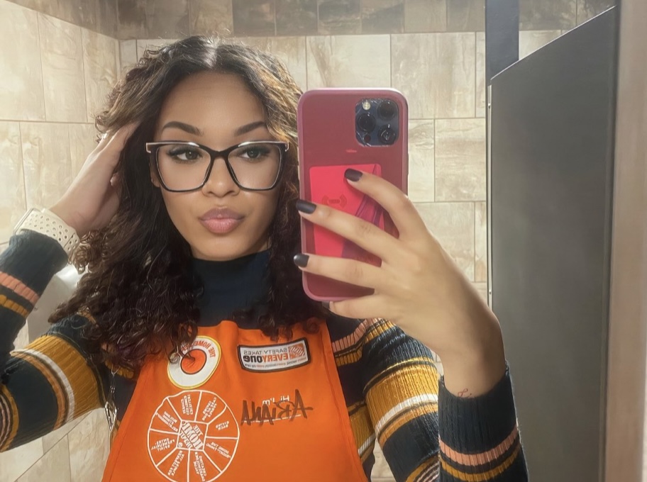 Photos Of Home Depot Girl Ariana Cossie Who Went Viral For Selfie At Store Page 2 Of 5