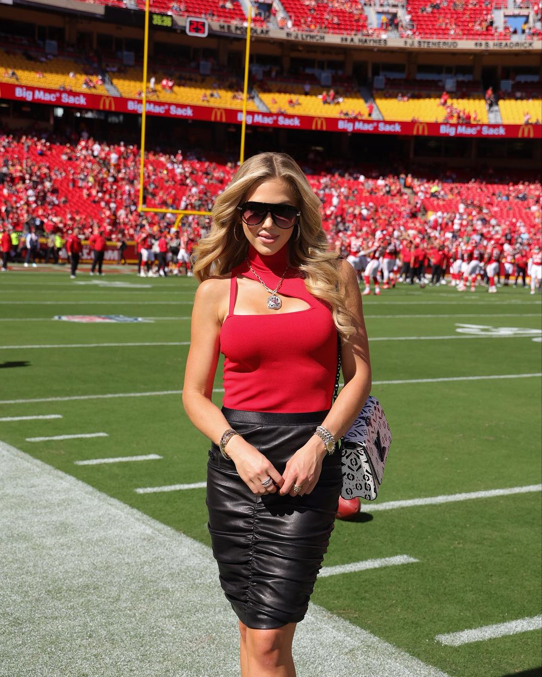 Gracie Hunt Outshines Taylor Swift A Chiefs Game In Red Top And Black ...