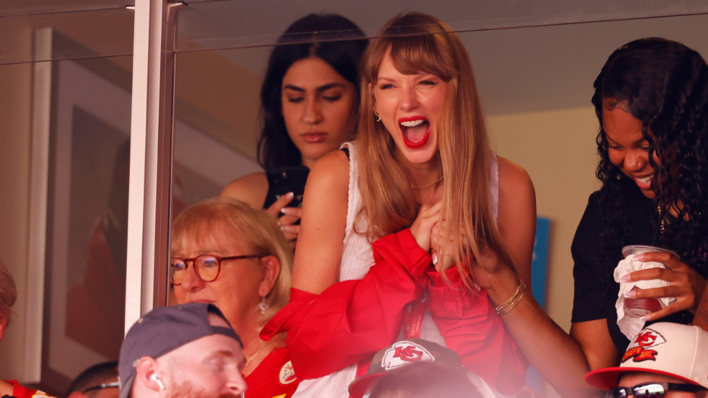 Travis Kelce Jersey’s Running Out of Stock After Taylor Swift Attends the Game !