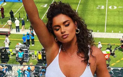 FS1’s Joy Taylor Shows Off In a Pretty White Top and Jeans At Dolphins-Chargers Game