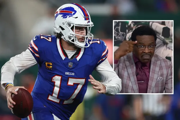 Photos of Bills QB Josh Allen & Hailee Steinfeld's Vacation Go Viral