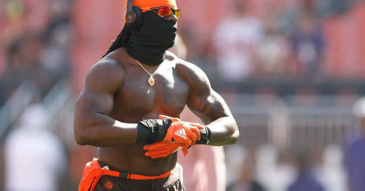 David Njoku’s Remark to “Put Him by the Fire” on the Browns’ Christmas Post Had NFL Fans Burst Laughing
