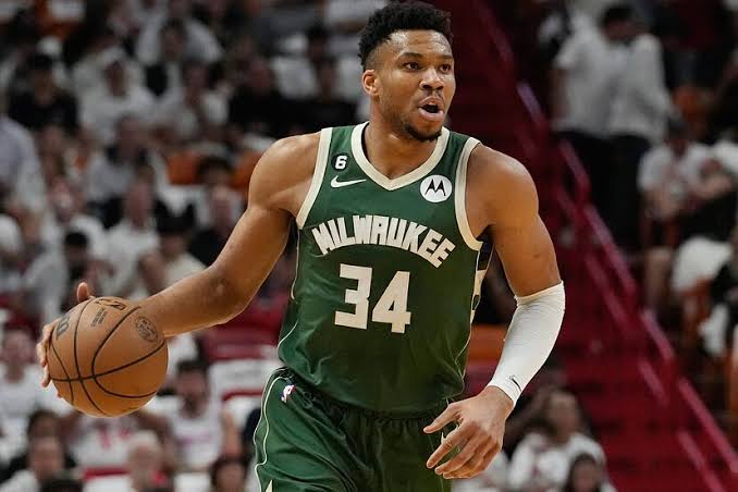 Giannis Antetokounmpo Questions ’23 Bucks Deal, Deeming It Infeasible