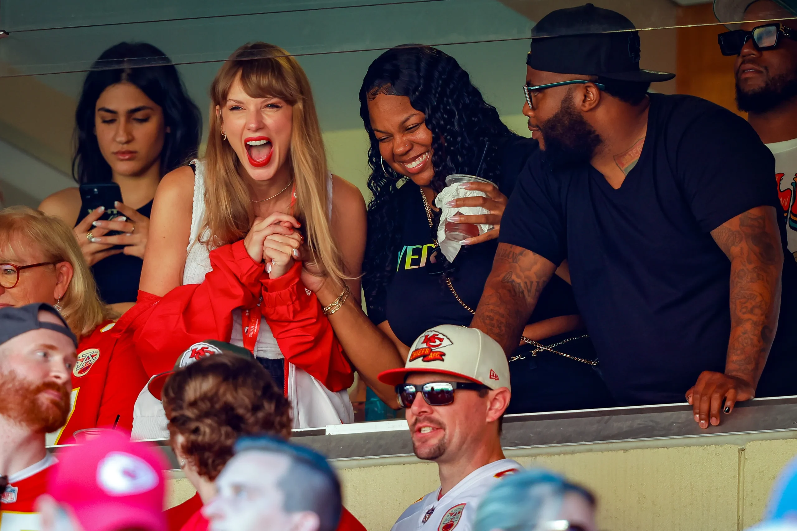 Star Chiefs Player Unintentionally Reveals Taylor Swift’s Plans for the Big Monday Night Game Against the Eagles (VIDEO)