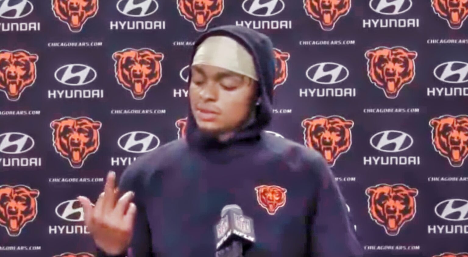 At the Press Conference After the Game, Bears Quarterback Justin Fields Gives a Reporter the Finger (VIDEO)