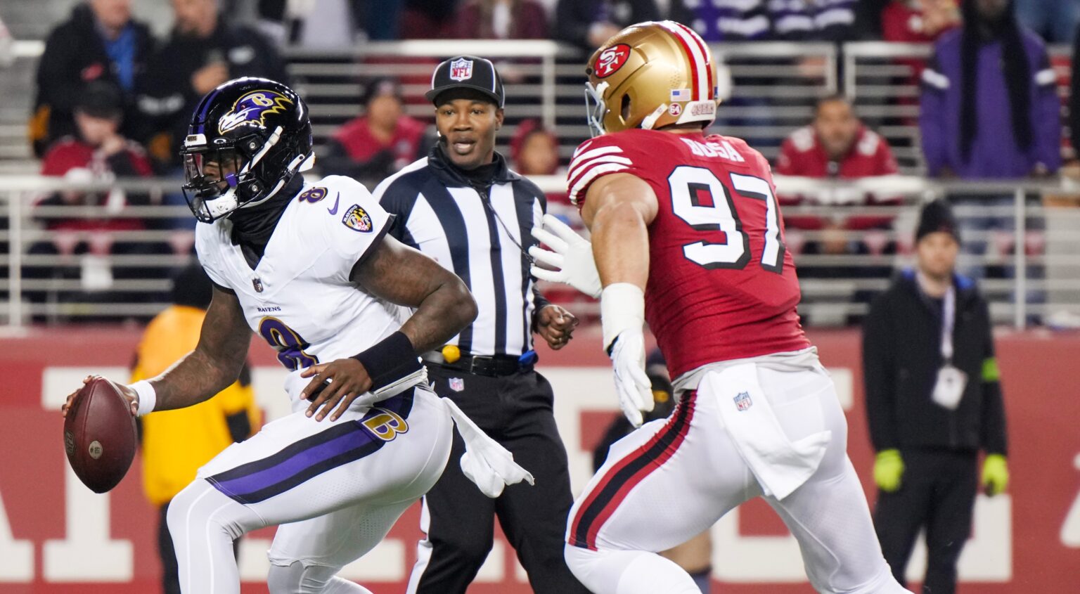 During the Ravens-49ERS Game, the NFL Referee’s Bizarre Facial Expression That Collapsed in Front of Lamar Jackson Went Viral