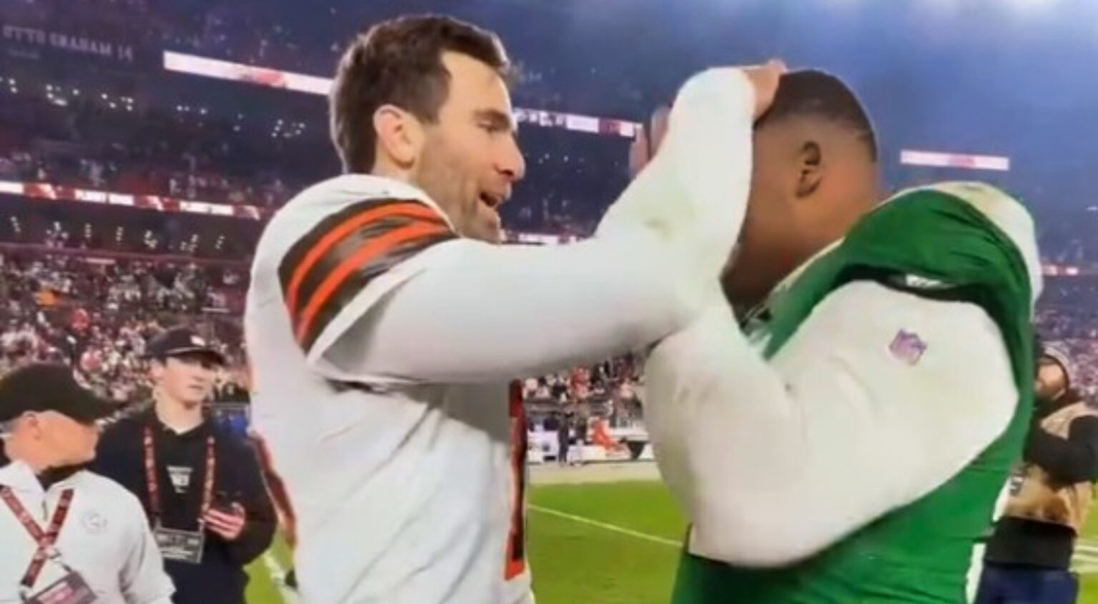 WATCH : When Joe Flacco Attempted to Touch a Jets Player’s Hair at Random, He Nearly Caught a Fade