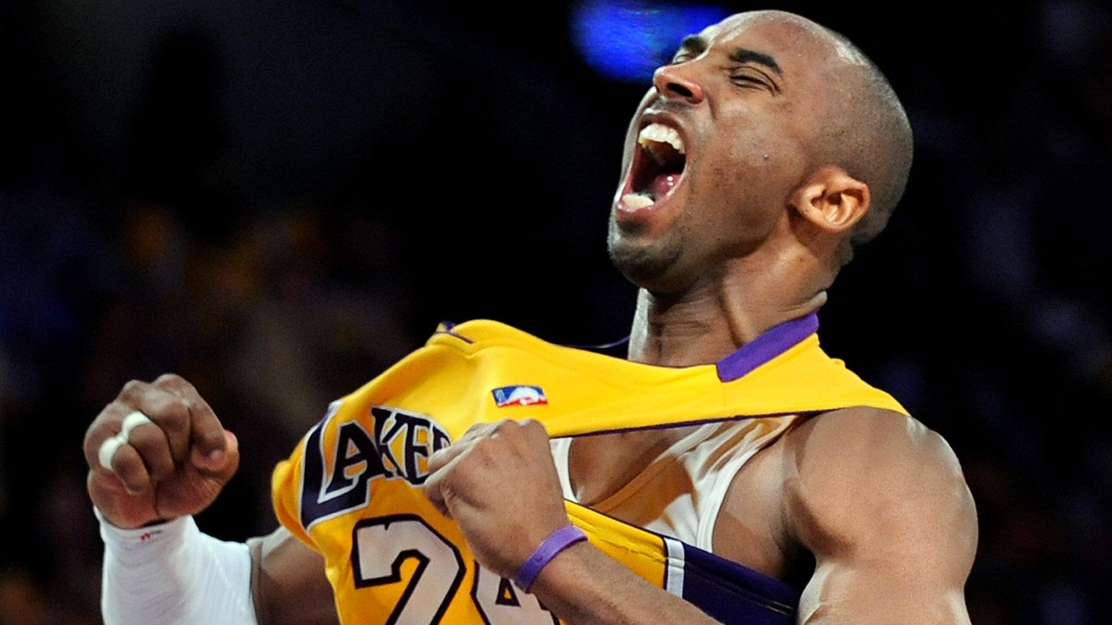 An NFL Legend Says Kobe Bryant Taught Him How to Autograph Autographs for Fans