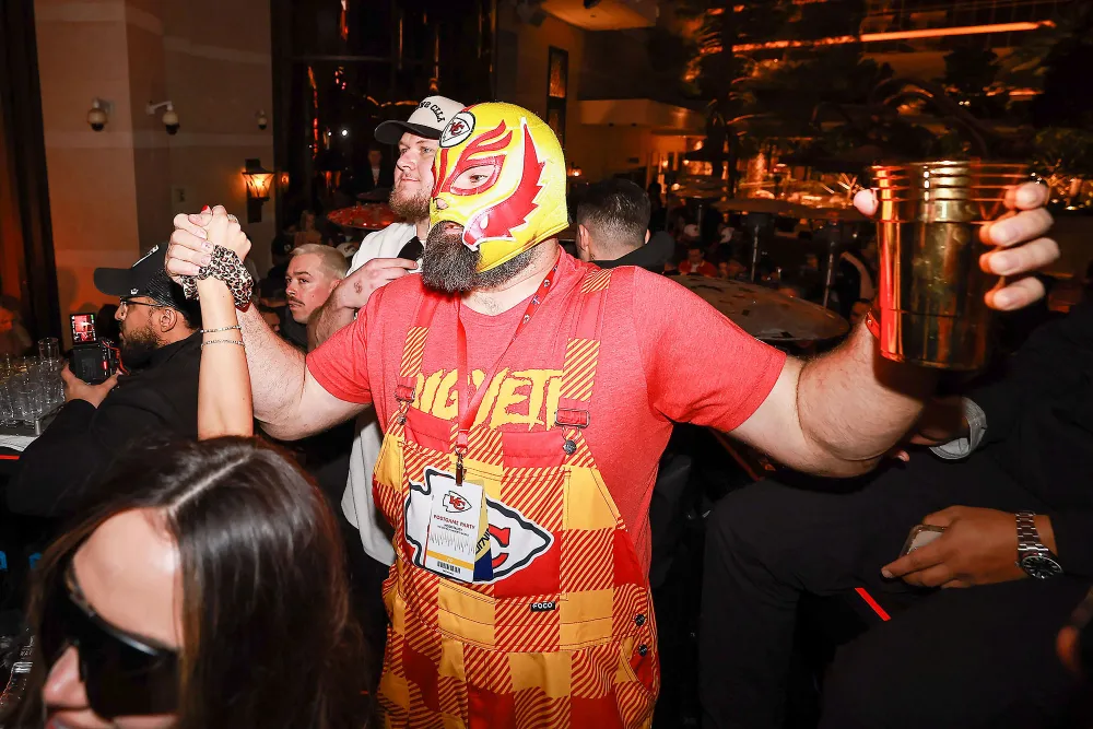 Jason Kelce Is Trying to Return the Luchador Mask to the Young Chiefs Fan After His Viral Videos