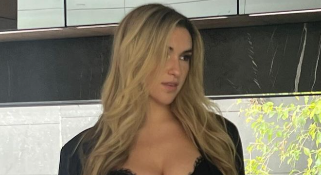 Fans Go Nuts Over Kayla Simmons Flaunting Massive Cleavage In Black Lingerie And Open Shirt