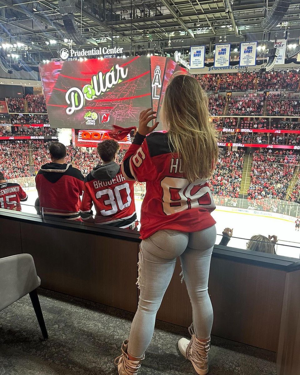 PHOTOS: The Internet Is On Fire Over Female Hockey Fan Who Showed Off Her Bum In Tight Jeans During Leafs-Devils Game - Page 2 of 4 - BlackSportsOnline