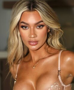 PHOTOS: Cheerleader Alexa Collins Gets Fans Mesmerized While Posing In