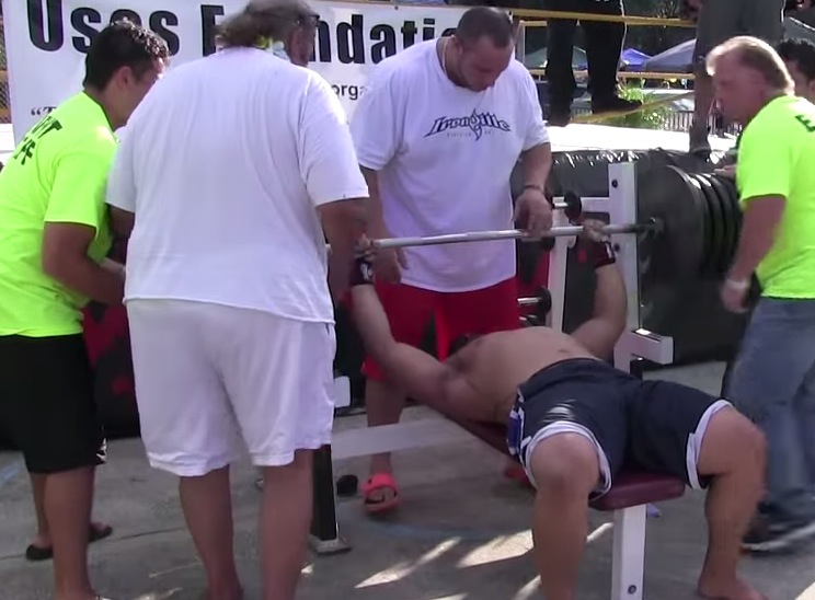 Guy Tries to Bench Press 725lbs, Guess How it Turned Out (Video ...