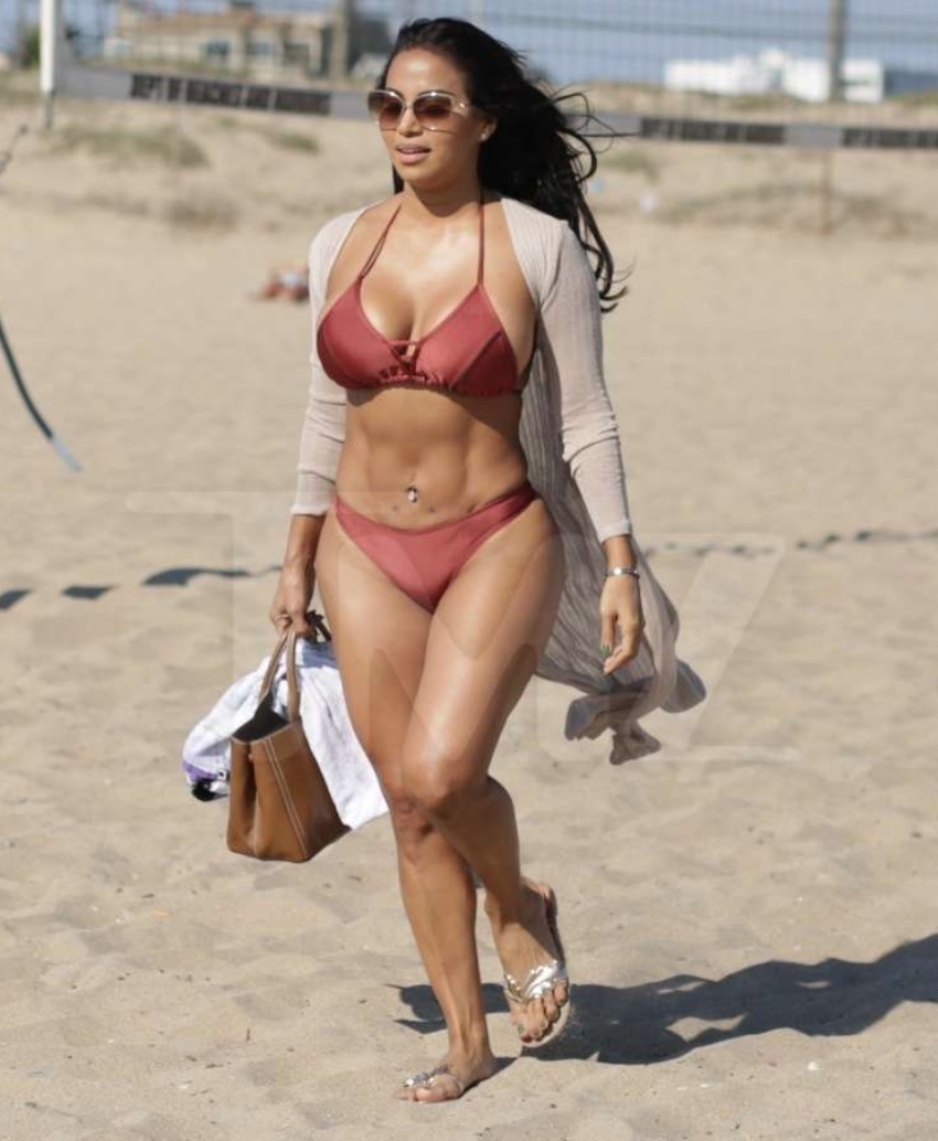 dolly-castro-beach-10