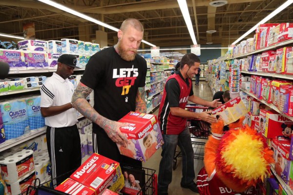Chris Andersen helps family with shopping spree